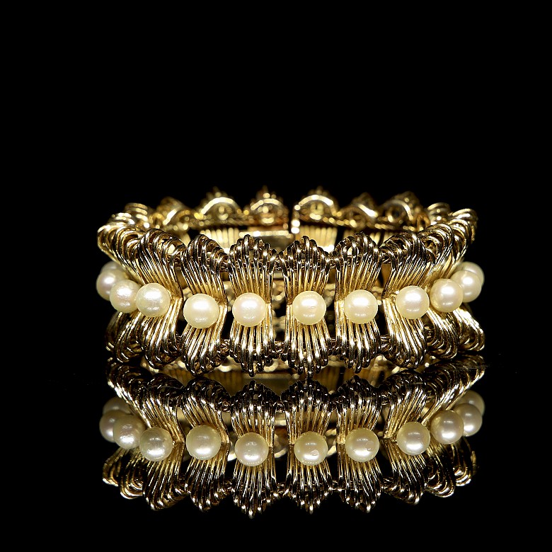 Brazalete de oro amarillo con perlas