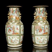 Pair of Cantonese vases “Palace scenes”, 19th century