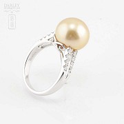 18k gold ring with diamonds and Australian pearl