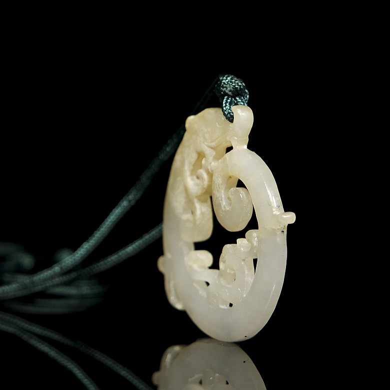 Carved jade pendant, Eastern Han dynasty