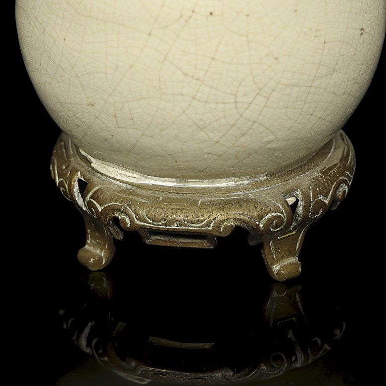 Small ‘Gē yáo’ glazed vase, Qing dynasty