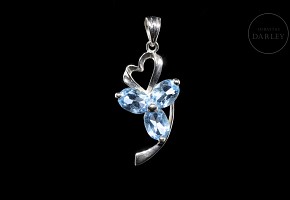 Pendant in white gold with topaz