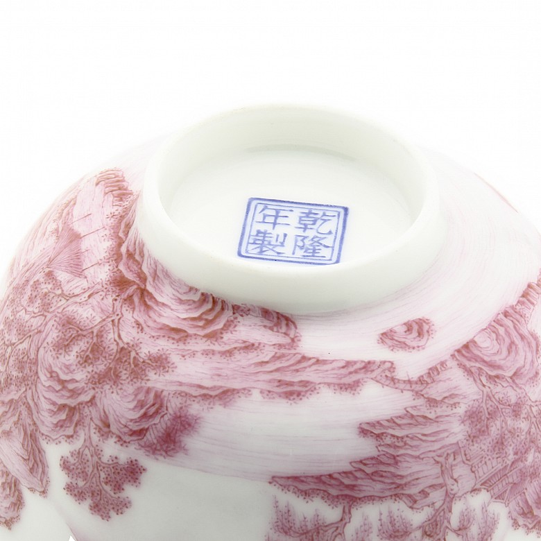 Small enameled porcelain bowl, Qianlong seal mark.