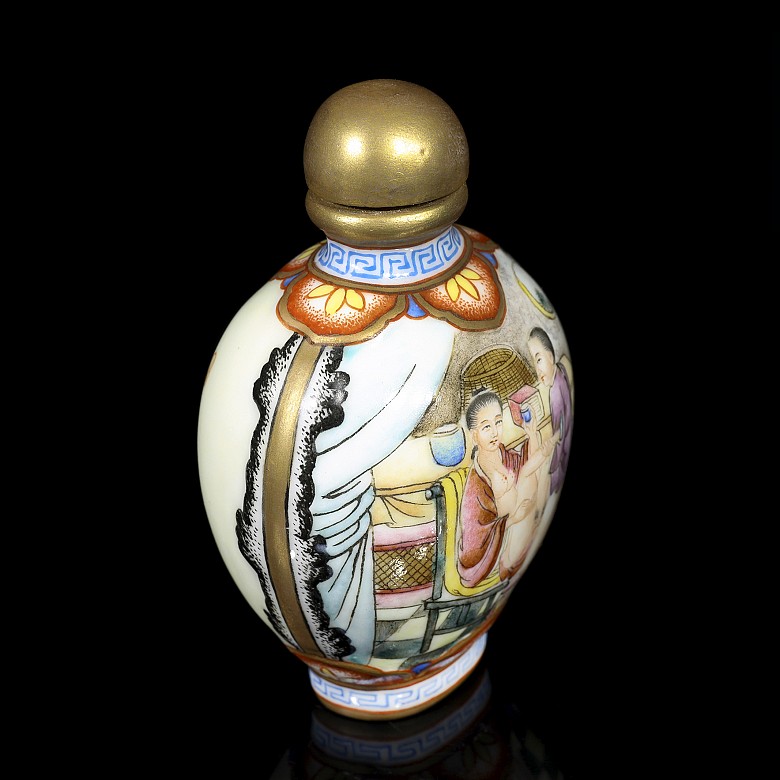 An enameled porcelain snuff bottle, with Qianlong mark