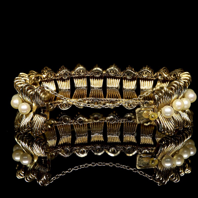 Yellow gold bracelet with pearls