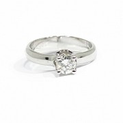 18k white gold solitaire with central diamond