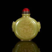 Yellow jade snuff bottle ‘Scene and poem’, Qing dynasty