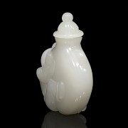 Jade snuff bottle ‘Child’, Qing dynasty