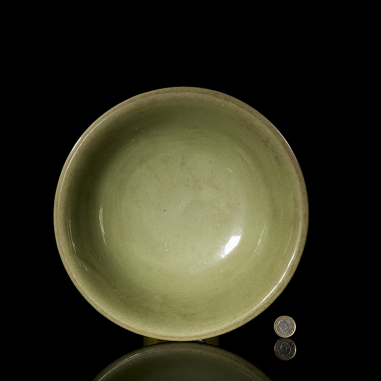 Large celadon-glazed ceramic bowl, Qing dynasty