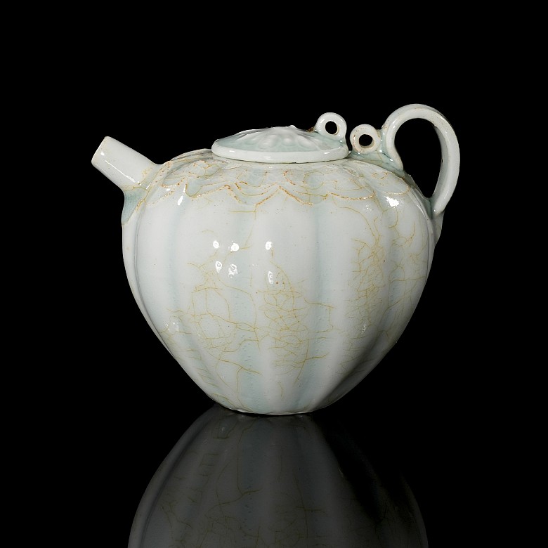 Porcelain teapot with celadon glaze, Song style