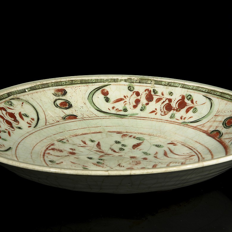 A Swatow enamelled dish, Ming dynasty