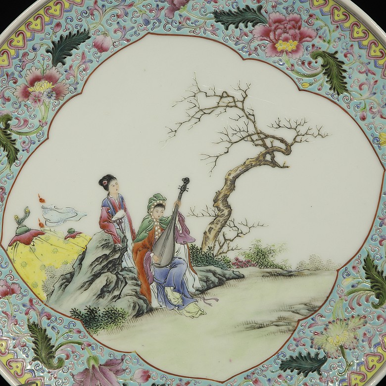 Pair of plates “Ladies in the garden”,  famille rose, Canton, 20th century