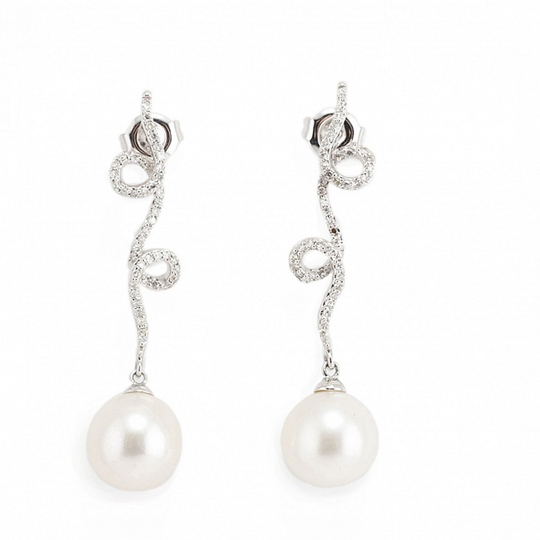 Earrings in 18k white gold with white pearls and diamonds.