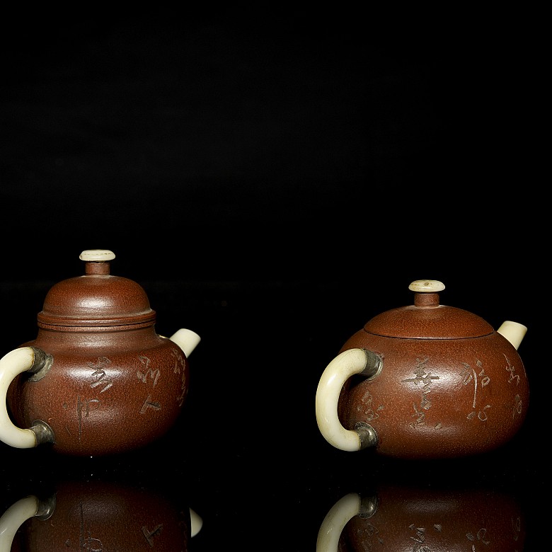 Two earthenware teapots, Yixing, 20th century