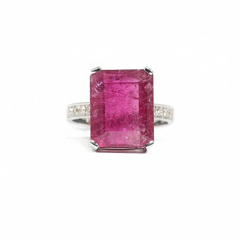 Ring in 18k yellow gold tourmaline with diamonds.