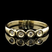 Anillo de oro amarillo 18 k con cuatro brillantes