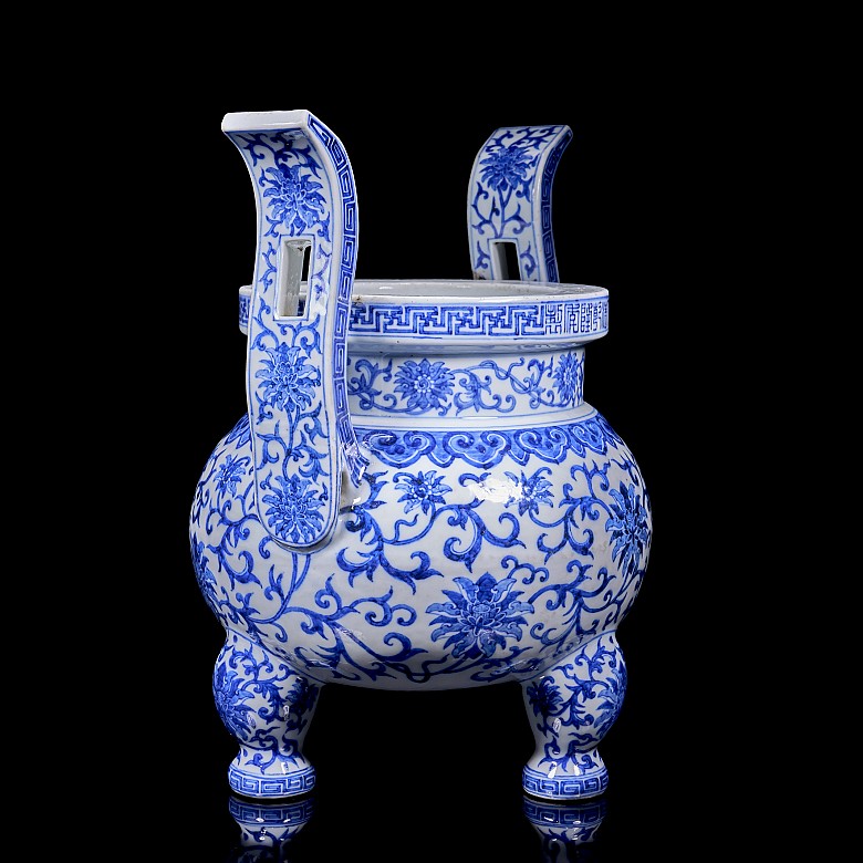 Incensario de cerámica vidriada azul y blanco, dinastía Qing