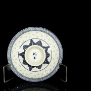 Two plates and a porcelain box, 19th-20th century