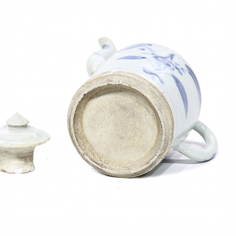 A Blue and white chinese ceramic and porcelain lot.