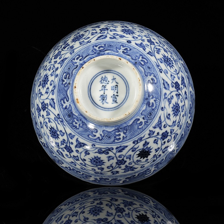 Bol de porcelana vidriada azul y blanco 