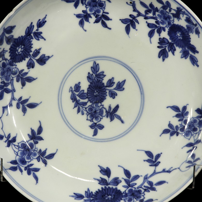 Two Qing Dynasty ‘Flowers and Butterflies’ Porcelain Dishes - 1