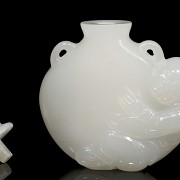 White jade snuff bottle, Qing dynasty, 19th Century