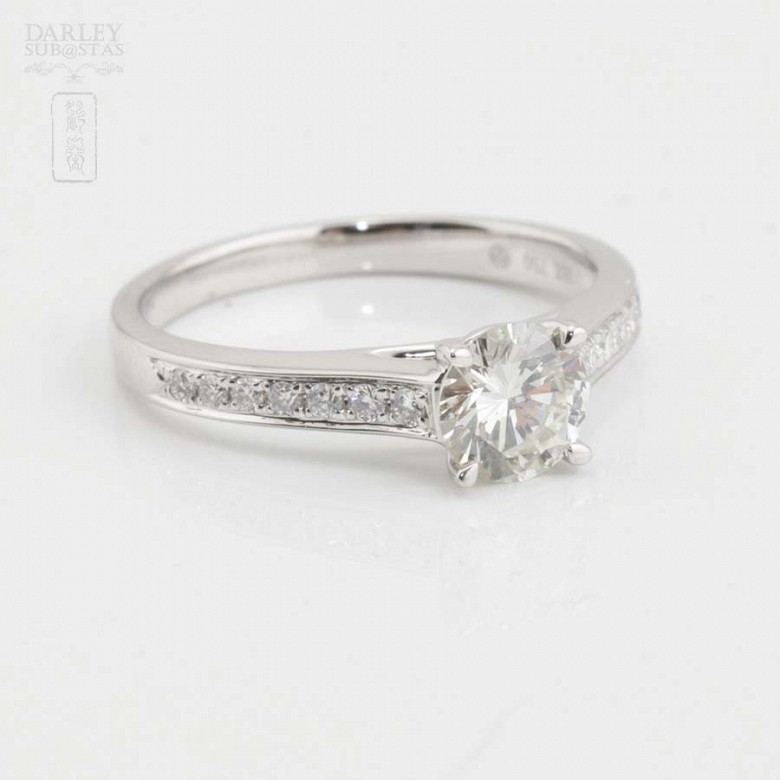 Diamond solitaire with brilliant cut.