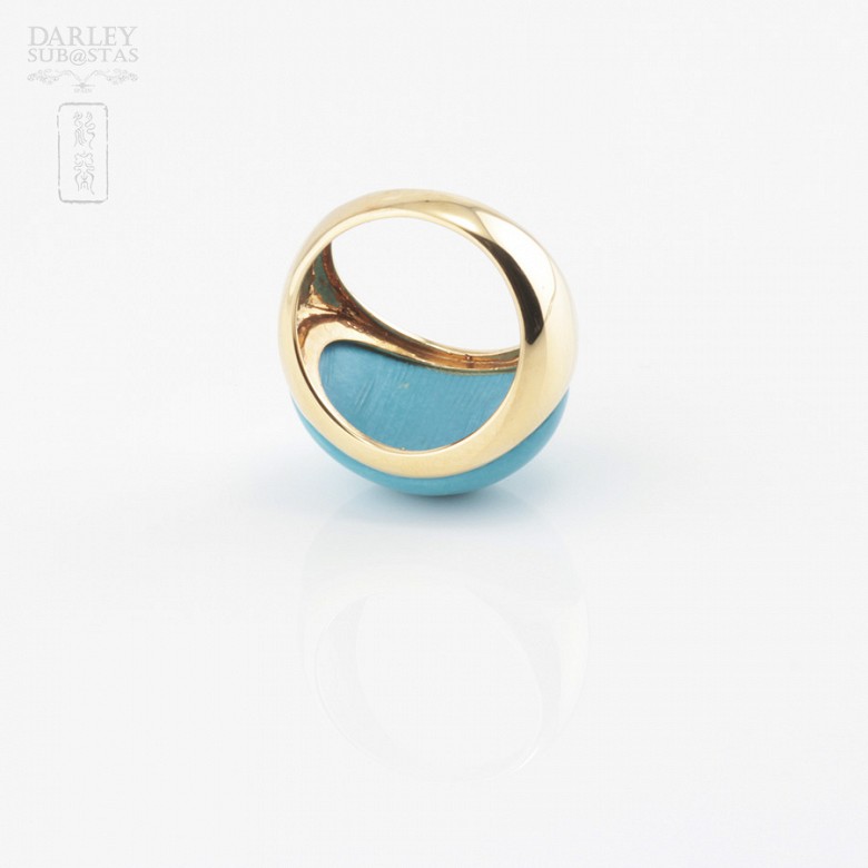 18k yellow gold and turquoise ring.