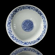 Bol de porcelana vidriada azul y blanco 