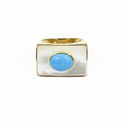 Turquoise and mother of pearl ring in 18k yellow gold.