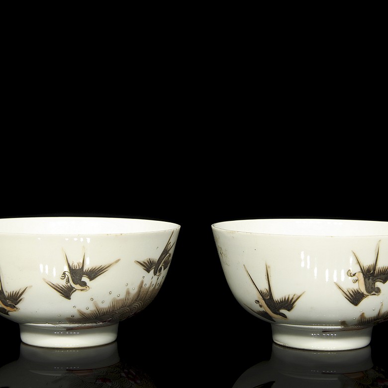 Pair of enamelled porcelain bowls ‘Swallows’, with Tongzhi mark - 1