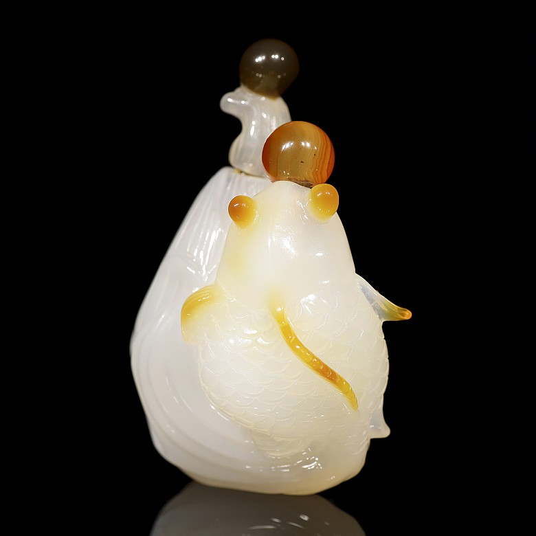 Agate snuff bottle 'Fish', Qing dynasty, Qianlong