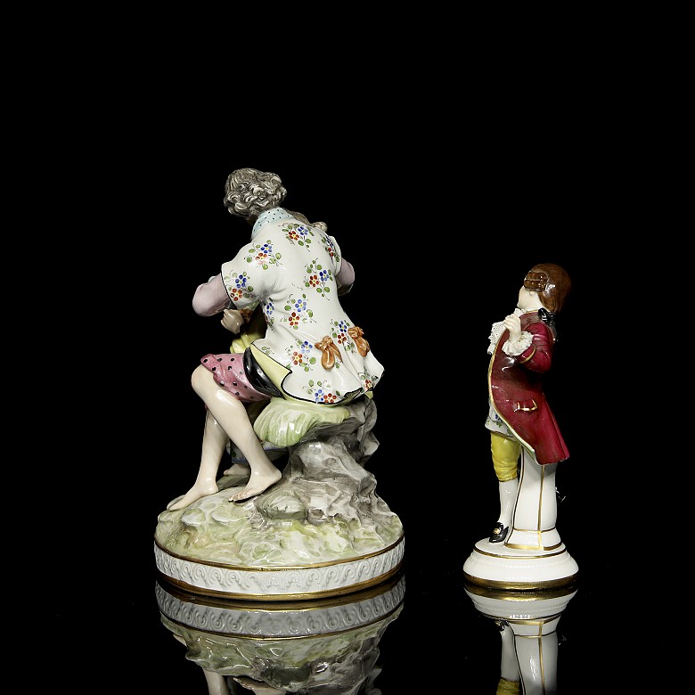 Two enamelled porcelain figurines ‘Lovers and Child’, 20th century - 3