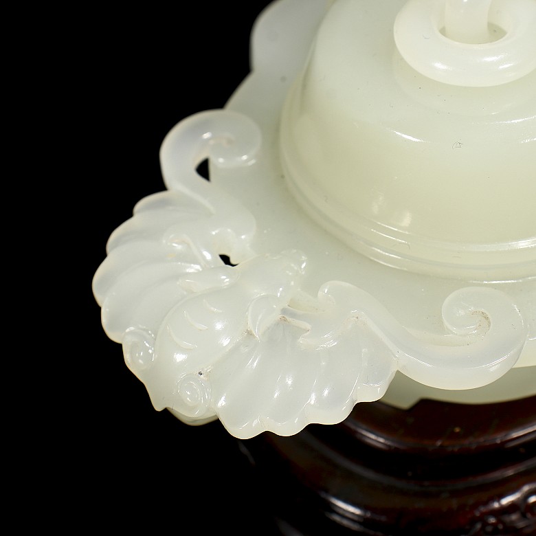 Heitan white jade lidded box, Qing dynasty, with Qianlong seal