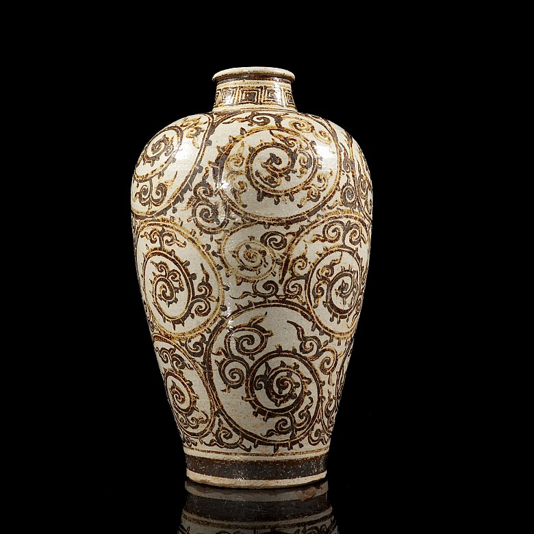 Meiping ‘Intertwined Flowers’ vase, Song dynasty