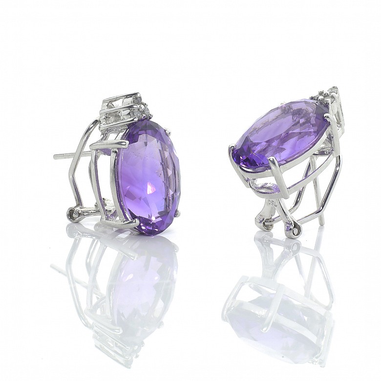 Earrings in 18k white gold with amethysts and diamonds