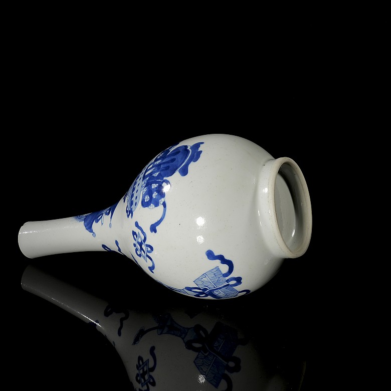 Blue-and-white glazed porcelain ‘Bogu Hua’ Dan Ping vase, Qing dynasty