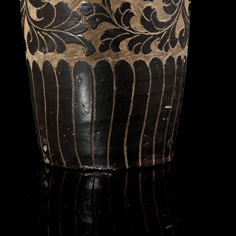 Ceramic vase with sgraffito decoration, Jin dynasty