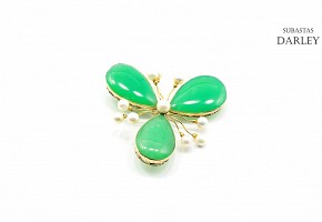 Brooch with three green stones, chrysoprase, and 10 pearls