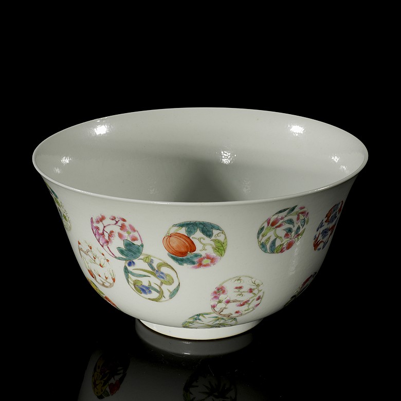 Polychrome porcelain bowl ‘Scenes’, Qing dynasty