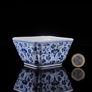 Cuenco cuadrado de porcelana esmaltada azul y blanco, dinastía Qing