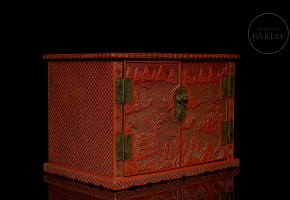 Lacquered wooden jewellery box, 20th century