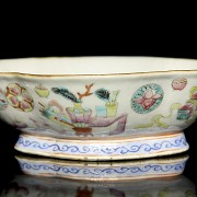 Recipiente de porcelana familia rosa, dinastía Qing tardía