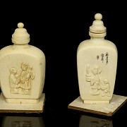 Four small ivory snuff bottles, early 20th century