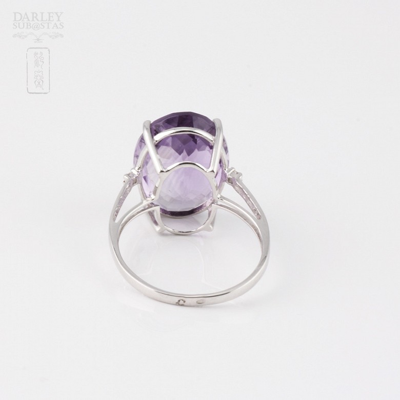 18k white gold ring with amethyst and diamonds.