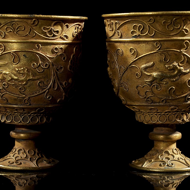 Pareja de copas de bronce dorado, estilo Tang