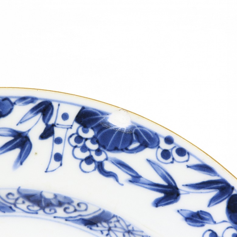 Chinese blue and white decorated plate, 18th century