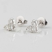 Pair of earrings in 18k white gold and diamonds.