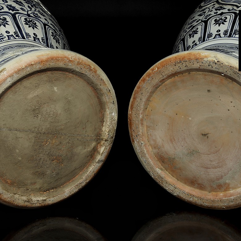 Pair of large vases with dragons, 20th century