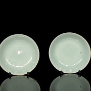 Pareja de pequeños platos de cerámica celadón, s.XX